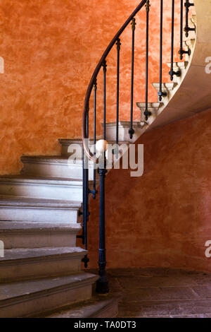 Un escalier en spirale dans un ancien hôtel particulier de Français Banque D'Images