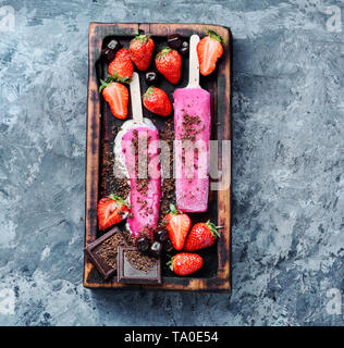 Glace à la fraise et les baies fraîches.de glace vanille.Summer food Banque D'Images