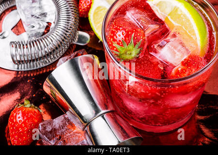 Cocktail d'été frais avec fraise.Boissons Boissons cocktail.Party Banque D'Images