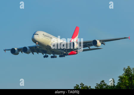 Singapour - Mars 27, 2019. VH-OQK Qantas Airbus A380 à l'atterrissage à l'aéroport de Changi (NAS). La notation est actuellement de Changi Meilleur aéroport du monde par Skytrax (2018 Banque D'Images