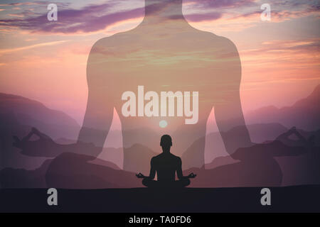 Man meditating yoga au coucher du soleil sur les montagnes. Style de voyage concept de relaxation. L'exposition double shot Banque D'Images