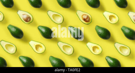 Profil d'avocat sur fond jaune. Pop art design, creative concept des aliments en été. Les avocats verts, un minimum de mise à plat de style. Vue d'en haut Banque D'Images