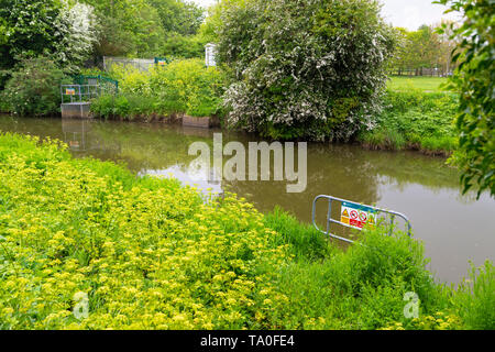 Panneau d'avertissement Pas de natation, méfiez-vous de forts courants, pas de plongée sous-marine, de danger, d'obstruction de la rivière tillingham, rye, East Sussex, UK Banque D'Images