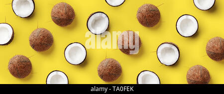 Modèle avec la venue de coco sur fond jaune. Pop art design, creative concept d'été Banque D'Images