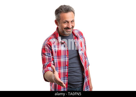 L'homme sympathique avec chemise à carreaux rouge et t-shirt poignée offrant comme message d'accueil ou l'affaire concept isolé sur fond blanc Banque D'Images