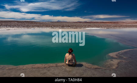 Baltinache lagons cachés des lacs de sel avec touriste au désert d'Atacama gigapan Banque D'Images