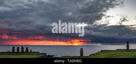 L'ahu Tahai Moais pendant le coucher du soleil contre le ciel d'orage dans l'île de Pâques Banque D'Images