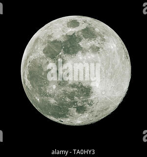 La pleine lune isolés contre un ciel de nuit noire en haute résolution avec des détails fins sur la surface avec un peu de couleur Banque D'Images