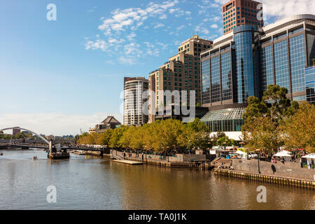 Les bâtiments modernes sur les rives de la rivière Yarra, Melbourne, Victoria, Australie. Banque D'Images