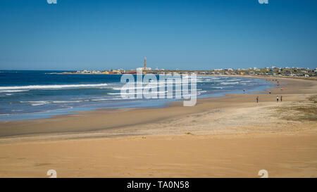 Vue panoramique sur le parc national de Cabo Polonio et sa plage avec le phare et maisons en arrière-plan, l'Uruguay Banque D'Images