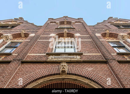 Low angle view of ''Het Hofje dans l''''Groenen, hospices historique, situé dans le centre-ville de Haarlem, Hollande du Nord, Pays-Bas. Banque D'Images