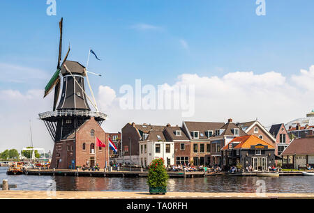 De Adriaan, un célèbre moulin et point focal sur la rivière Spaarne, Haarlem, Hollande du Nord, aux Pays-Bas. Banque D'Images