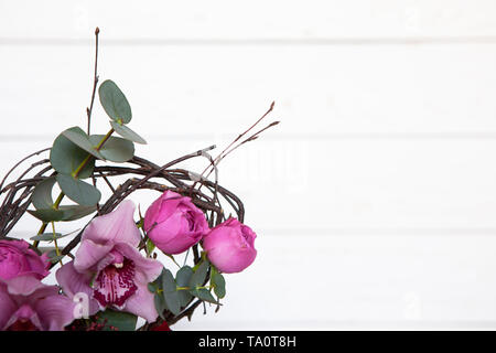 Bouquet de fleurs créatif sur fond de bois blanc. L'accent sur les fleurs, l'arrière-plan est flou. Immersive avec copie espace pour carte de souhaits, les médias sociaux Banque D'Images