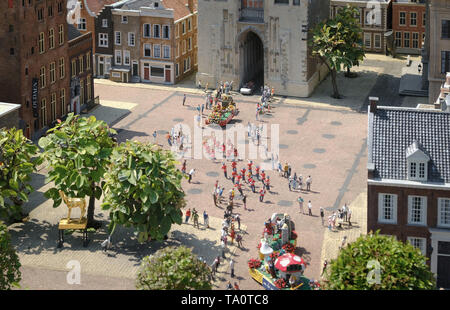 Église miniature avec un défilé à Amsterdam à Madurodam, Pays-Bas Banque D'Images