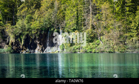 Cascade tranquille au Parc National de Plitvice en Croatie Banque D'Images