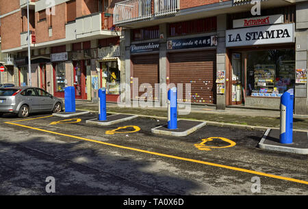 Turin, Piémont, Italie Le 08 juin 2018. Location de voiture électrique, parking avec des points de charge rapide. Banque D'Images