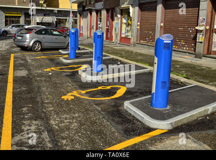 Turin, Piémont, Italie Le 08 juin 2018. Location de voiture électrique, parking avec des points de charge rapide. Banque D'Images