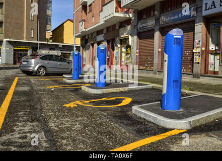 Turin, Piémont, Italie Le 08 juin 2018. Location de voiture électrique, parking avec des points de charge rapide. Banque D'Images