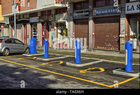 Turin, Piémont, Italie Le 08 juin 2018. Location de voiture électrique, parking avec des points de charge rapide. Banque D'Images