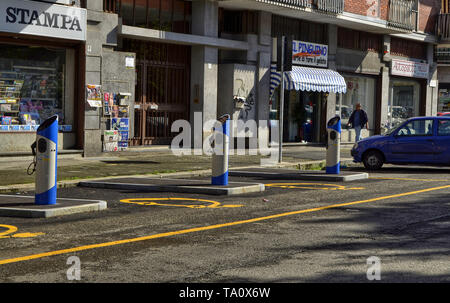 Turin, Piémont, Italie Le 08 juin 2018. Location de voiture électrique, parking avec des points de charge rapide. Banque D'Images