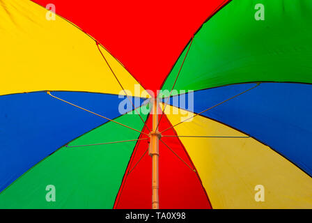 Close up of looking up dans le parasol coloré couleurs arc-en-ciel - sentiment d'été - Banque D'Images