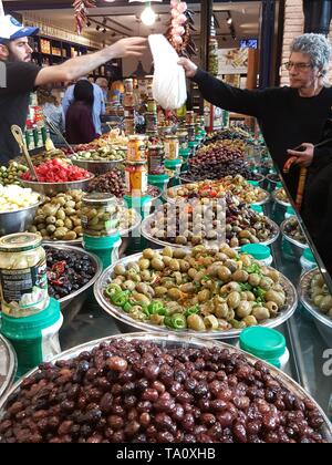 L'homme l'achat d'olives Sarona Marché, Tel Aviv Banque D'Images