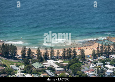 Austinmer Beach sur la côte de l'Australie et à l'illawarra life guards regardant les gens, la natation et l'océan bleu Banque D'Images