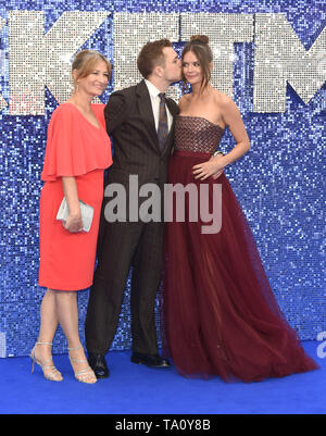 La photo doit être crédité ©Presse Alpha 079965 20/05/2019 Taron Egerton avec sa maman Christine et Emily Thomas Rocketman UK Premiere Leicester Square Londres Banque D'Images