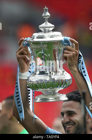 Londres, Royaume-Uni. 18 mai 2019 Manchester City's Riyad Mahrez lève la FA Cup au cours de la Unis finale de la FA Cup entre Manchester City et Watford au stade de Wembley à Londres. 18 mai 2019. Usage éditorial uniquement. Pas d'utilisation non autorisée avec l'audio, vidéo, données, listes de luminaire, club ou la Ligue de logos ou services 'live'. En ligne De-match utilisation limitée à 120 images, aucune émulation. Aucune utilisation de pari, de jeux ou d'un club ou la ligue/dvd publications. Credit : James Boardman / Alamy Live News Banque D'Images