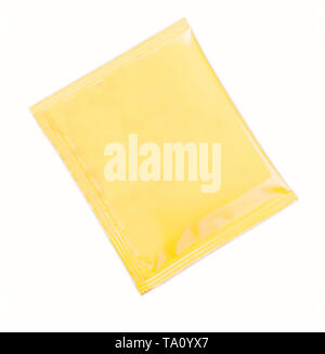 Sachet en plastique jaune à blanc pour la médecine, les médicaments, café, sucre, sel, épices, isolé sur fond blanc . with clipping path Banque D'Images