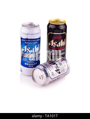 Chisinau, Moldova 12 février 2017 : metal bouteilles d'Asahi Super. Asahi a été fondée à Osaka au Japon en 1889 que l'Osaka Beer Company. Banque D'Images