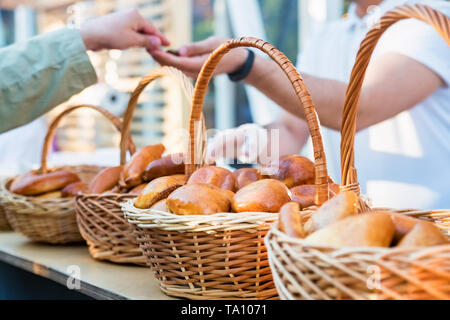 Avis de marché avec Fédération de pirozhki, des galettes ou pâtés sur baskets Banque D'Images