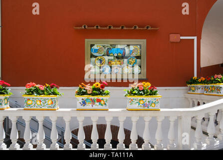 La céramique et des fleurs sur l'affichage à l'extérieur de l'atelier dans un village populaire de Positano et destination de vacances sur la côte amalfitaine en Campanie en Italie Banque D'Images