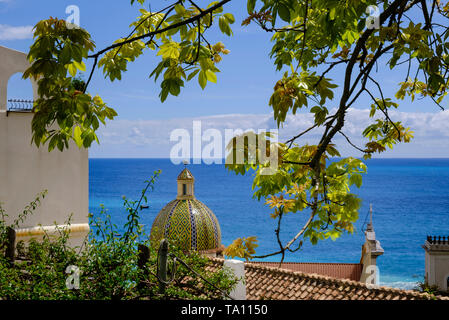 Dôme de Santa Maria Assunta cathedral in Positano destination populaire de vacances sur la côte amalfitaine en Campanie en Italie Banque D'Images