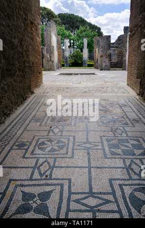 Sol en mosaïque d'excavation de Pompéi Villa ruiné dans l'ancienne ville romaine près de Naples dans la région Campanie en Italie Banque D'Images