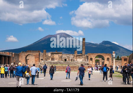 Les touristes dans le forum de la ville romaine de Pompéi, près de Naples dans la région Campanie en Italie, détruit par l'éruption volcanique du Vésuve. Banque D'Images