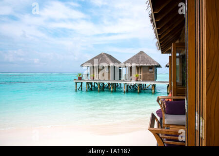 Bungalow sur pilotis Resort tropical étonnante sur la plage. Les Maldives. Banque D'Images