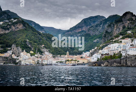 Vue de la ville côtière d'Amalfi et les collines de la côte amalfitaine en Campanie Italie du sud de la baie de Salerne dans la mer Tyrrhénienne Banque D'Images