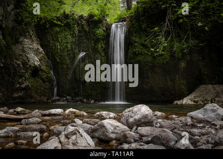 L'une des nombreuses cascades Valle delle Ferriere également connu comme Vallon des Mulinia un sentier de randonnée populaire dans la région de collines au-dessus de Amalfi Campanie Italie du Sud Banque D'Images