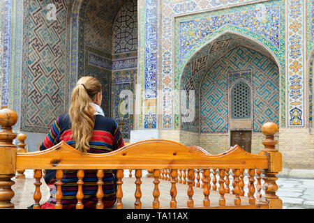 Samarkand, Ouzbékistan, sur la place principale de Registon admirant anciens monuments de Samarcande, des perles architecturales sur la Route de la soie, Sherdor Banque D'Images