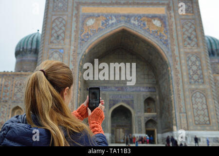 Samarkand, Ouzbékistan, sur la place principale de Registon admirant anciens monuments de Samarcande, des perles architecturales sur la Route de la soie Banque D'Images