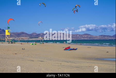 Windy beach fréquentés par les amateurs de kite surf à Fuerteventura, Îles Canaries Banque D'Images