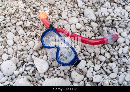 Masque de plongée se trouve sur une plage en pierre blanche Banque D'Images