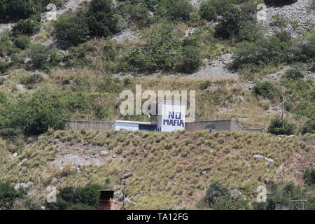 Capa, Italie - 4 juillet 2016 - Le monument commémoratif sur le site du massacre du 23 mai 1992 sur l'autoroute A29 Banque D'Images