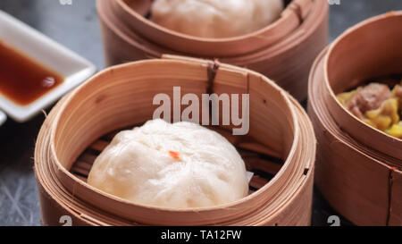 Porc BBQ servi pains chinois .dim sum, quenelles, chinois traditionnel en bambou marguerite. La nourriture asiatique Banque D'Images