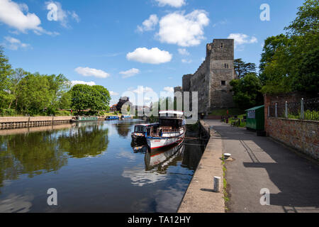 Château de Newark reflétée dans la rivière à Newark on Trent, Lancashire England UK Banque D'Images