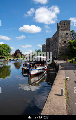 Château de Newark reflétée dans la rivière à Newark on Trent, Lancashire England UK Banque D'Images