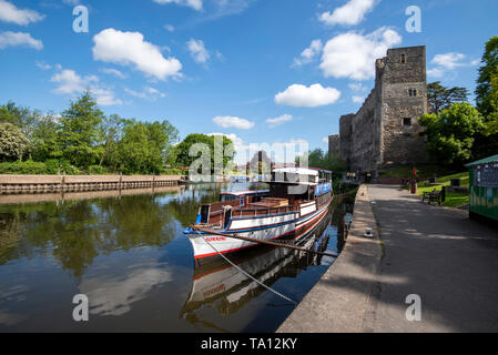 Château de Newark reflétée dans la rivière à Newark on Trent, Lancashire England UK Banque D'Images