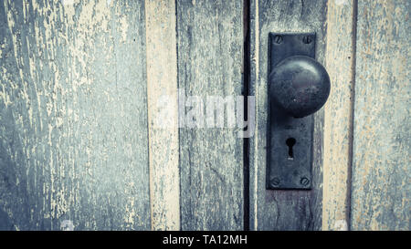 Ancienne serrure sur la porte. Serrure sur la porte d'une ancienne ferme. Vrai style village, close-up se concentrer sur Verrou. Banque D'Images