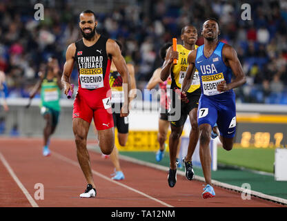 YOKOHAMA, Japon - 12 MAI : Machel Cedenio de Trinité-et-Tobago et Paul Dedewo des USA course vers la ligne d'arrivée dans la mens 4x400m en finale de la deuxième journée des Championnats du monde IAAF 2019 au relais Nissan Stadium le dimanche 12 mai 2019 à Yokohama, au Japon. (Photo de Roger Sedres pour l'IAAF) Banque D'Images